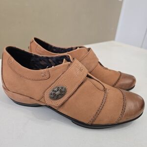 Aetrex Women's Tan Flats with Decorative Accents